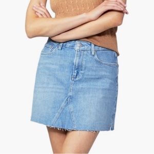 PAIGE Demin Jessie MiniSkirt in
Cynthia. Distressed hem. Light wash. Size 2. NWT